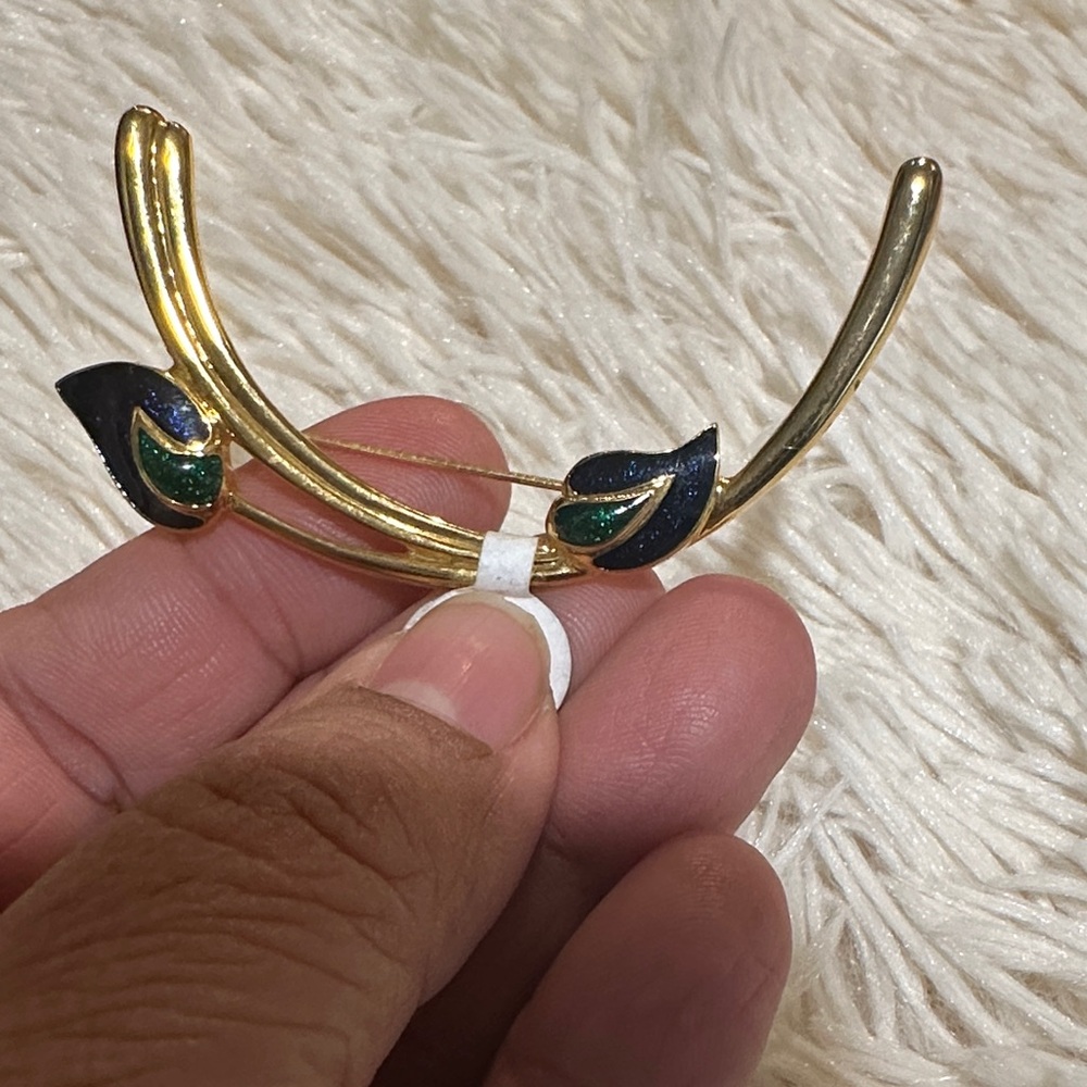 Vintage Elegant Gold and Green Brooch